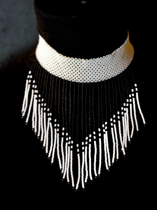 Chic Noir et Blanc Fringe necklace