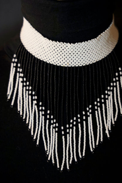 Chic Noir et Blanc Fringe necklace